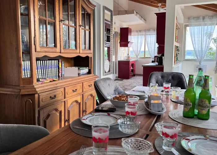 In Kroatien Fuer 9 Personen Holiday home *