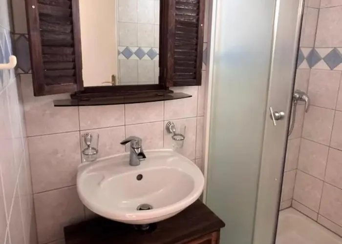 In Kroatien Fuer 9 Personen Holiday home Maslenica