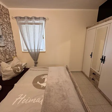In Kroatien Fuer 9 Personen Holiday home Maslenica